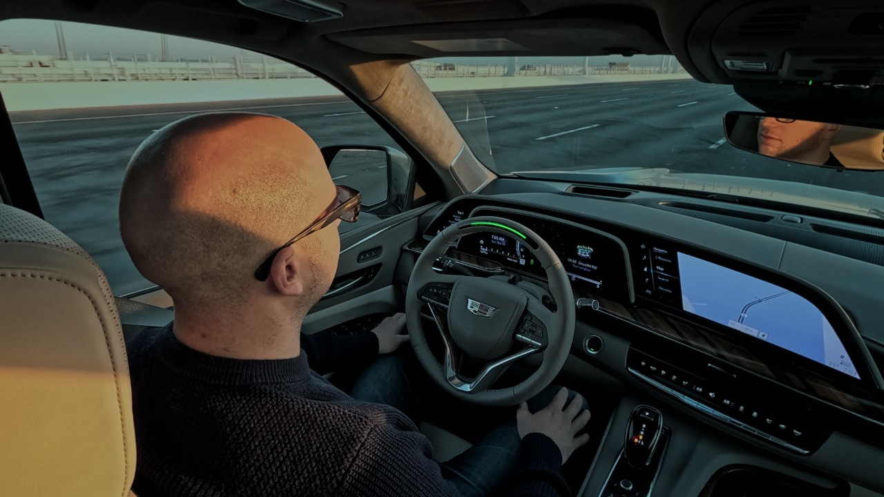 A driver engages Super Cruise in GM’s record-breaking hands-free caravan across the Bay Bridge in San Francisco