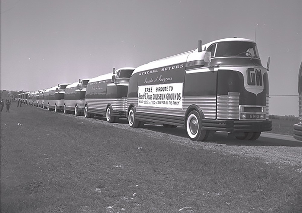 Futurliners caravan in Texas in the 1950s.