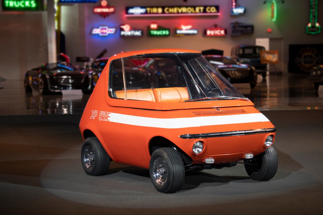 Front ¾ view of the GM 512E.