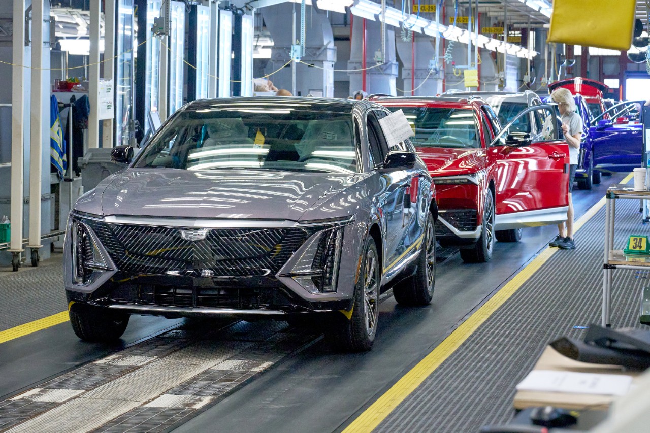 At GM’s manufacturing facilities, AI-powered technology helps to improve safety and ergonomics for all team members.