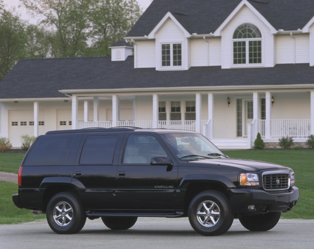 Front ¾ view of the 1999 Cadillac Escalade.