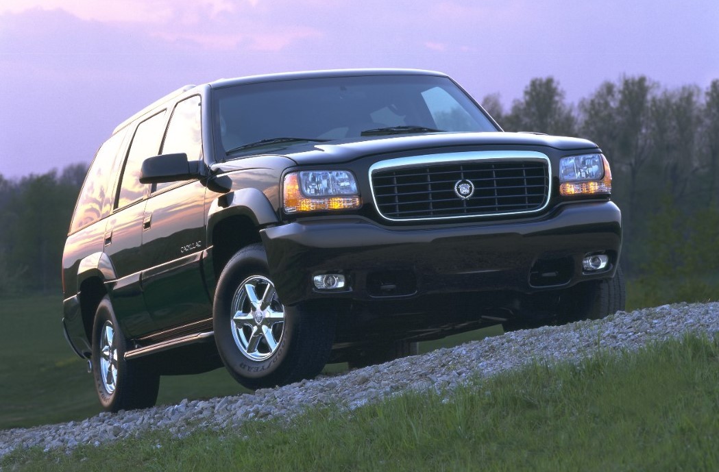Front ¾ view of the 1999 Cadillac Escalade.
