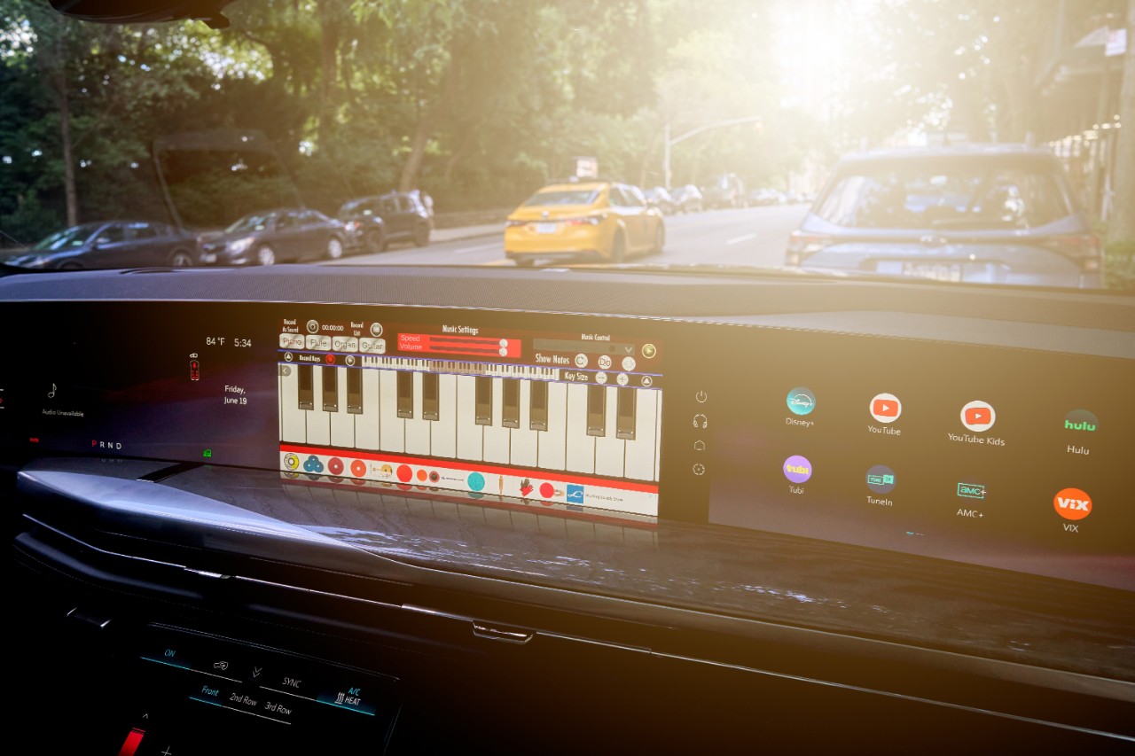 piano w. passenger screen apps OnStar Subscription