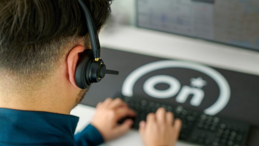 OnStar representative typing on keyboard